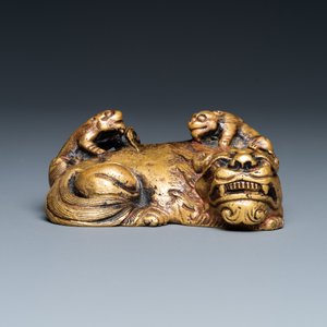 Un poids de rouleau en bronze doré en forme de lion et deux lionceaux, Qing — photo 2