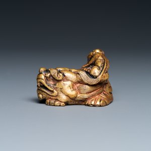 Un poids de rouleau en bronze doré en forme de lion et deux lionceaux, Qing — photo 3