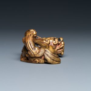Un poids de rouleau en bronze doré en forme de lion et deux lionceaux, Qing — photo 5