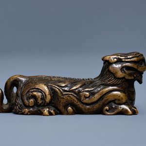 Un poids de rouleau en bronze en forme d'animal mythique, Ming — photo 2
