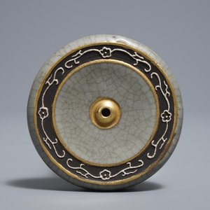 Un poids de rouleau en porcelaine de Chine à fond craquelé de type ge, marque de Qianlong, 19/20ème — photo 1