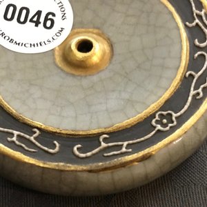 Un poids de rouleau en porcelaine de Chine à fond craquelé de type ge, marque de Qianlong, 19/20ème — photo 4