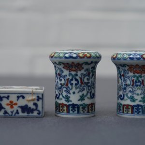 Un poids et deux têtes de rouleau en porcelaine de Chine doucai et famille rose, 19/20ème — photo 11