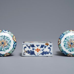 Un poids et deux têtes de rouleau en porcelaine de Chine doucai et famille rose, 19/20ème — photo 7