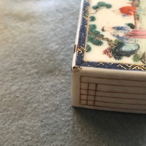 Un poids et deux têtes de rouleau en porcelaine de Chine doucai et famille rose, 19/20ème — photo 8