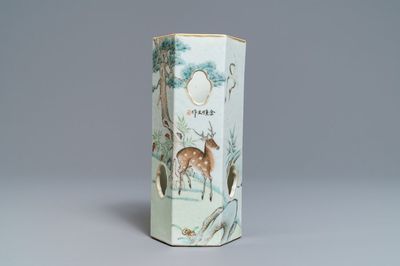 Un porte-chapeau ajouré en porcelaine de Chine qianjiang cai, signé Yu Huanwen, daté 1895