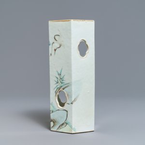 Un porte-chapeau ajouré en porcelaine de Chine qianjiang cai, signé Yu Huanwen, daté 1895 — photo 4