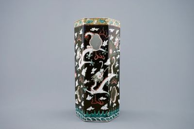 Un porte-chapeau aux dragons en porcelaine de Chine à fond noir, 19ème