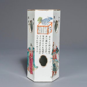 Un porte-chapeau en porcelaine de Chine famille rose à décor 'Wu Shuang Pu', marque de Qianlong, 19ème — photo 6
