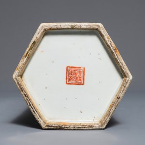 Un porte-chapeau en porcelaine de Chine famille rose à décor 'Wu Shuang Pu', marque de Qianlong, 19ème — photo 8