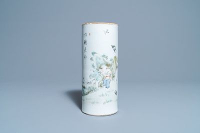 Un porte-chapeau en porcelaine de Chine qianjiang cai, 19/20ème
