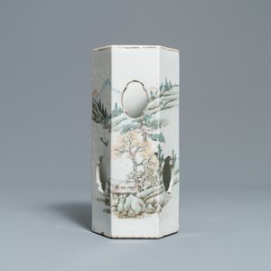 Un porte-chapeau en porcelaine de Chine qianjiang cai à décor d'un paysage, 19/20ème — photo 2