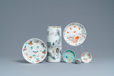 Un porte-chapeau en porcelaine de Chine qianjiang cai et cinq pièces en famille rose, 19/20ème