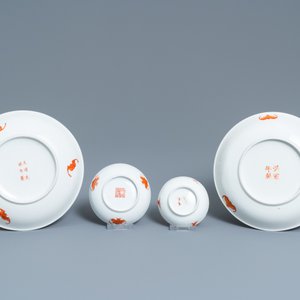 Un porte-chapeau en porcelaine de Chine qianjiang cai et cinq pièces en famille rose, 19/20ème — photo 9