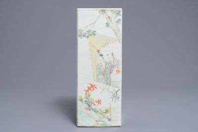 Un porte-chapeau en porcelaine de Chine qianjiang cai, signé Mei Fengqiao, 19ème