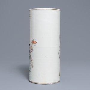 Un porte-chapeau en porcelaine de Chine qianjiang cai, signé Wang Youtang, 19/20ème — photo 3