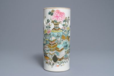 Un porte-chapeau en porcelaine de Chine qianjiang cai, signé Xu Pingheng, 19ème