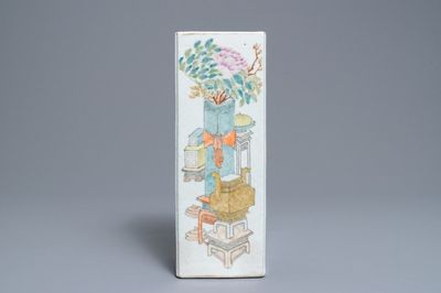 Un porte-chapeau en porcelaine de Chine qianjiang cai, signé Xu Pingheng, 19ème