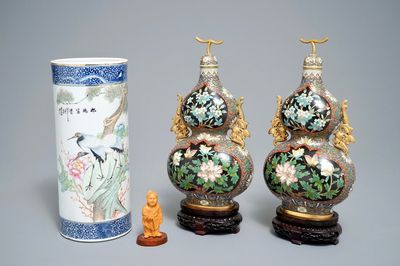 Un porte-chapeau en porcelaine de Chine qianjiang cai, une paire de vases en cloisonné et une figure en bois, 20ème