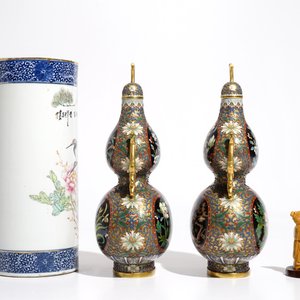 Un porte-chapeau en porcelaine de Chine qianjiang cai, une paire de vases en cloisonné et une figure en bois, 20ème — photo 3