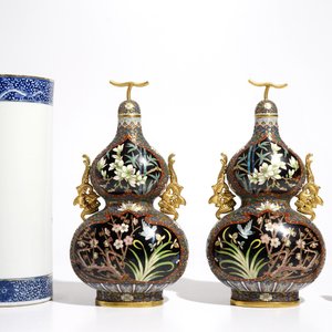 Un porte-chapeau en porcelaine de Chine qianjiang cai, une paire de vases en cloisonné et une figure en bois, 20ème — photo 4
