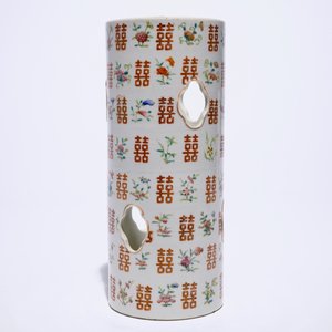 Un porte-chapeau en porcelaine de famille rose, marque de Tongzhi, 19ème — photo 2