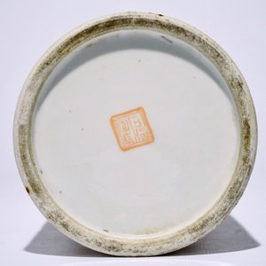 Un porte-chapeau en porcelaine de famille rose, marque de Tongzhi, 19ème — photo 6