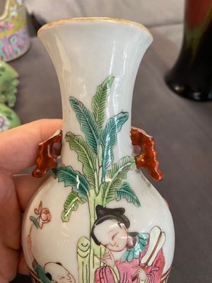 Un porte-chapeau et deux vases à suspendre en porcelaine de Chine famille rose, 19/20ème — photo 12