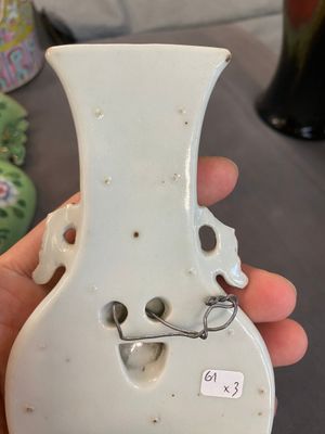 Un porte-chapeau et deux vases à suspendre en porcelaine de Chine famille rose, 19/20ème — photo 14