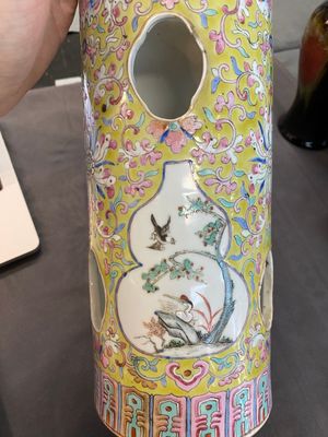 Un porte-chapeau et deux vases à suspendre en porcelaine de Chine famille rose, 19/20ème — photo 16
