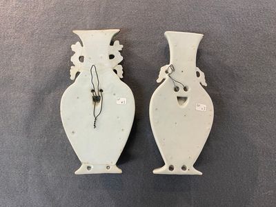 Un porte-chapeau et deux vases à suspendre en porcelaine de Chine famille rose, 19/20ème — photo 6