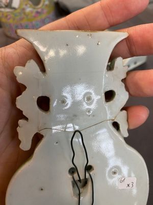 Un porte-chapeau et deux vases à suspendre en porcelaine de Chine famille rose, 19/20ème — photo 10