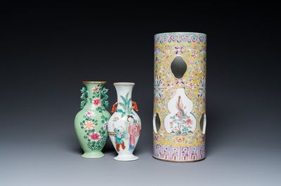 Un porte-chapeau et deux vases à suspendre en porcelaine de Chine famille rose, 19/20ème