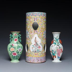 Un porte-chapeau et deux vases à suspendre en porcelaine de Chine famille rose, 19/20ème — photo 2