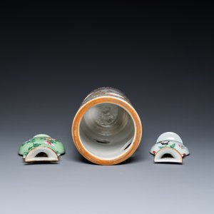 Un porte-chapeau et deux vases à suspendre en porcelaine de Chine famille rose, 19/20ème — photo 6