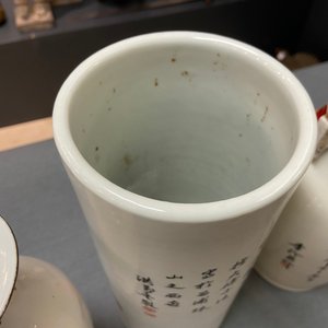 Un porte-chapeau et deux vases en porcelaine de Chine en rouge de fer à décor de lions bouddhistes, 19/20ème — photo 11