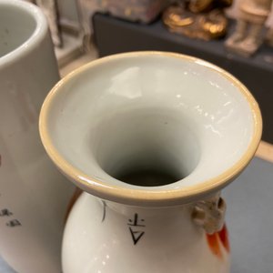 Un porte-chapeau et deux vases en porcelaine de Chine en rouge de fer à décor de lions bouddhistes, 19/20ème — photo 12