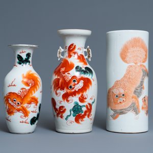 Un porte-chapeau et deux vases en porcelaine de Chine en rouge de fer à décor de lions bouddhistes, 19/20ème — photo 2