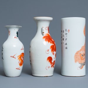 Un porte-chapeau et deux vases en porcelaine de Chine en rouge de fer à décor de lions bouddhistes, 19/20ème — photo 3