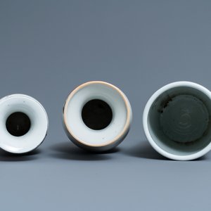 Un porte-chapeau et deux vases en porcelaine de Chine en rouge de fer à décor de lions bouddhistes, 19/20ème — photo 6