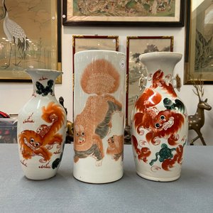 Un porte-chapeau et deux vases en porcelaine de Chine en rouge de fer à décor de lions bouddhistes, 19/20ème — photo 8