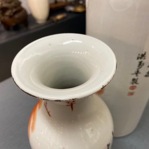 Un porte-chapeau et deux vases en porcelaine de Chine en rouge de fer à décor de lions bouddhistes, 19/20ème — photo 10