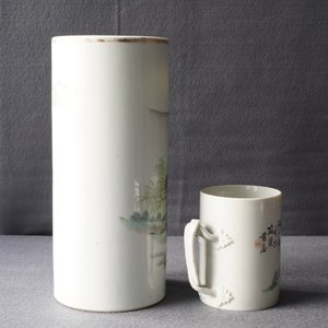 Un porte-chapeau et une chope en porcelaine de Chine qianjiang cai, signé Ren Huanzhang, 19ème — photo 9