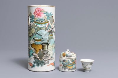 Un porte-chapeau, une tasse à vin et un réchaud en porcelaine de Chine qianjiang cai, signé Xu Pinheng, 19ème