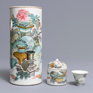 Un porte-chapeau, une tasse à vin et un réchaud en porcelaine de Chine qianjiang cai, signé Xu Pinheng, 19ème — photo 1
