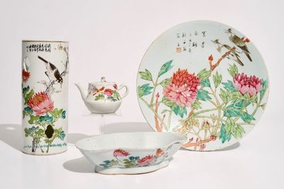 Un porte-chapeau, une théière, un bol et un plat en porcelaine de Chine qianjiang cai, 19/20ème