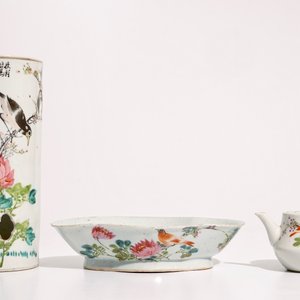 Un porte-chapeau, une théière, un bol et un plat en porcelaine de Chine qianjiang cai, 19/20ème — photo 4