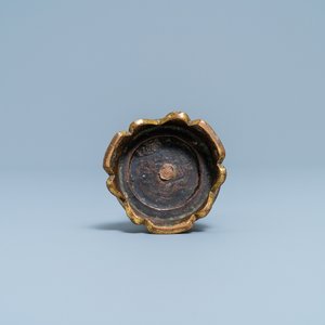 Un porte-encens en bronze laqué et doré, Ming — photo 7