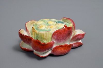 Un porte-encens en forme de fleur de lotus en porcelaine de Chine famille rose, 20ème