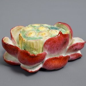 Un porte-encens en forme de fleur de lotus en porcelaine de Chine famille rose, 20ème — photo 1
